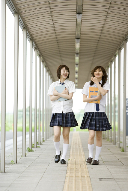 人物 日本人 女性 学生 高校生 女子高生 友達 10代 2人 屋外 歩く 全身 正面 フォト作品紹介 イラスト 写真のストックフォトwaha ワーハ カンプデータは無料