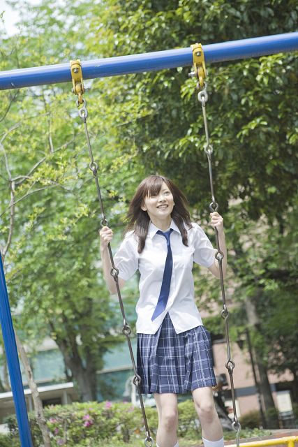 人物 日本人 女性 学生 高校生 女子高生 10代 1人 屋外 公園 ブランコ 遊ぶ あそぶ あそび 遊ぶ 遊び ぶらんこ エール フォト作品紹介 イラスト 写真のストックフォトwaha ワーハ