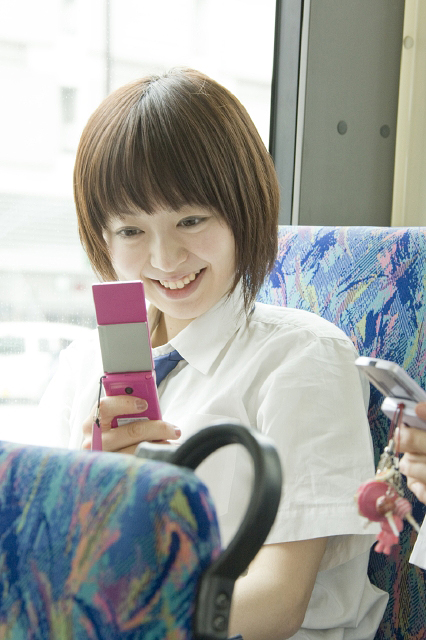 イラスト＆写真のストックフォトwaha（ワーハ）　人物、日本人、女性、学生、高校生、女子高生、10代、1人、屋内、乗り物、バス、車内、携帯電話、車内、車内　w2-6717b
