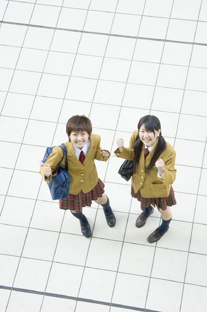 人物 日本人 女性 学生 高校生 女子高生 友達 10代 2人 屋外 笑顔 全身 ハイアングル 笑顔 笑い 笑う スマイル フォト作品紹介 イラスト 写真のストックフォトwaha ワーハ カンプデータは無料