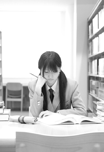 イラスト＆写真のストックフォトwaha（ワーハ）　人物、日本人、女性、学生、高校生、女子高生、10代、1人、屋内、図書館、勉強、考える、上半身　w2-6820b