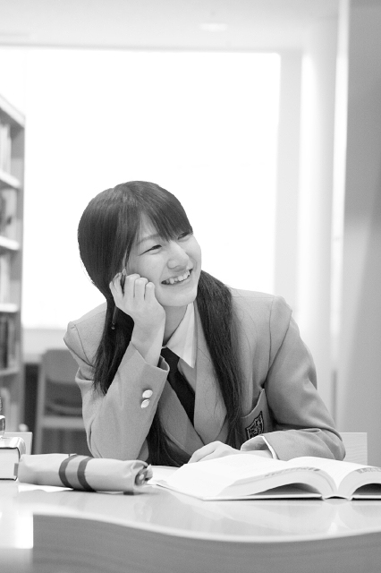 イラスト＆写真のストックフォトwaha（ワーハ）　人物、日本人、女性、学生、高校生、女子高生、10代、1人、屋内、図書館、勉強、笑顔、上半身、笑顔、笑い、笑う、スマイル　w2-6823b