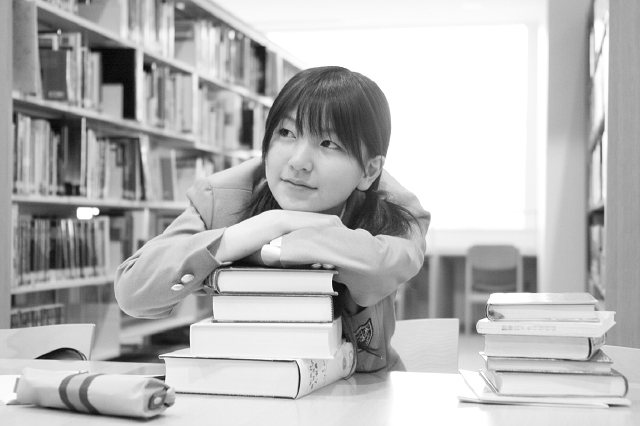 イラスト＆写真のストックフォトwaha（ワーハ）　人物、日本人、女性、学生、高校生、女子高生、10代、1人、屋内、図書館、勉強、本、上半身　w2-6828b