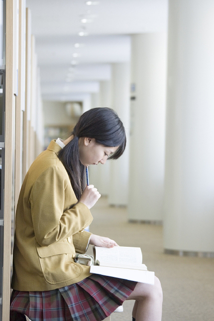 イラスト＆写真のストックフォトwaha（ワーハ）　人物、日本人、女性、学生、高校生、女子高生、10代、1人、屋内、勉強、本、横向き　w2-6833b