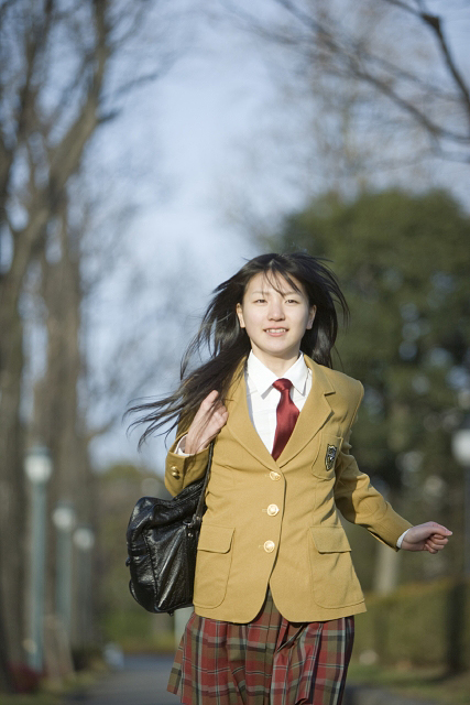 イラスト＆写真のストックフォトwaha（ワーハ）　人物、日本人、女性、学生、高校生、女子高生、10代、1人、屋外、下校、走る、正面　w2-6854b