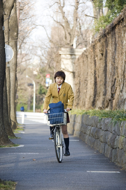 イラスト＆写真のストックフォトwaha（ワーハ）　人物、日本人、女性、学生、高校生、女子高生、10代、1人、屋外、下校、乗り物、自転車、全身、正面　w2-6856b
