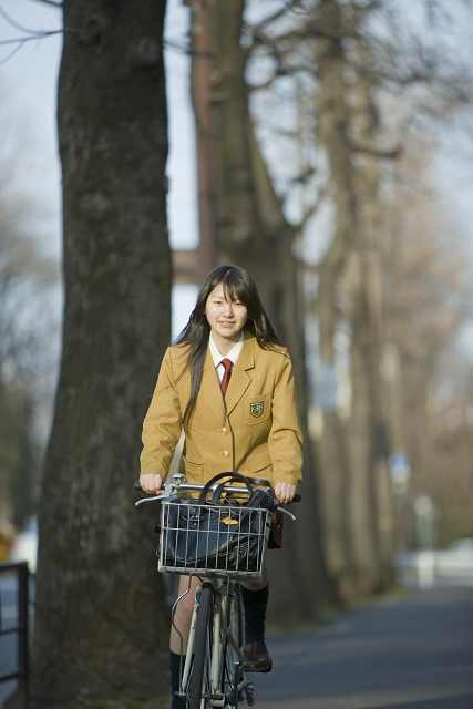 イラスト＆写真のストックフォトwaha（ワーハ）　人物、日本人、女性、学生、高校生、女子高生、10代、1人、屋外、下校、乗り物、自転車、正面　w2-6857b