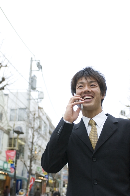 イラスト＆写真のストックフォトwaha（ワーハ）　人物、日本人、男性、ビジネスマン、新入社員、ビジネス、20代、1人、屋外、町、携帯電話、笑顔、上半身、笑顔、笑い、笑う、スマイル、仕事、働く、サラリーマン　w2-7131b