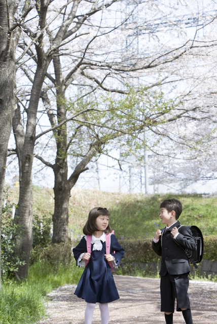 イラスト＆写真のストックフォトwaha（ワーハ）　人物、日本人、学生、小学生、男の子、女の子、2人、友達、屋外、公園、春、入学、桜、通学、全身、子供、子ども、こども、季節、四季　w2-7202b