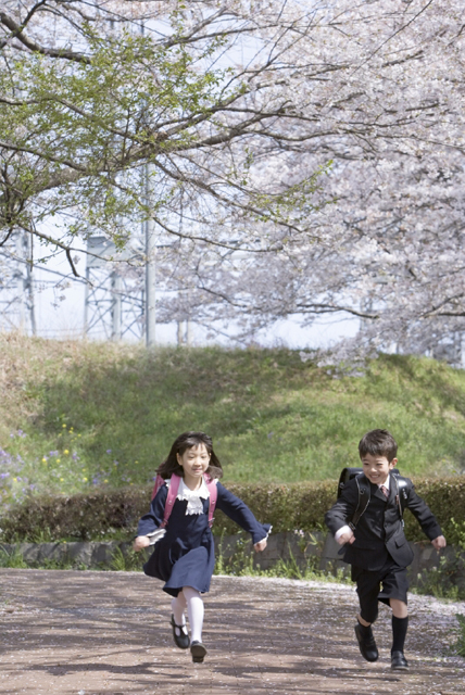 人物 日本人 学生 小学生 男の子 女の子 2人 友達 屋外 公園 春 入学 桜 通学 走る 全身 正面 子供 子ども こども 季節 四季 フォト作品紹介 イラスト 写真のストックフォトwaha ワーハ