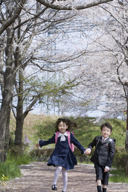 人物 日本人 学生 小学生 男の子 女の子 2人 友達 屋外 公園 春 入学 桜 通学 走る 手をつなぐ 全身 正面 子供 子ども こども 季節 四季 フォト作品紹介 イラスト 写真のストックフォトwaha ワーハ カンプデータは無料