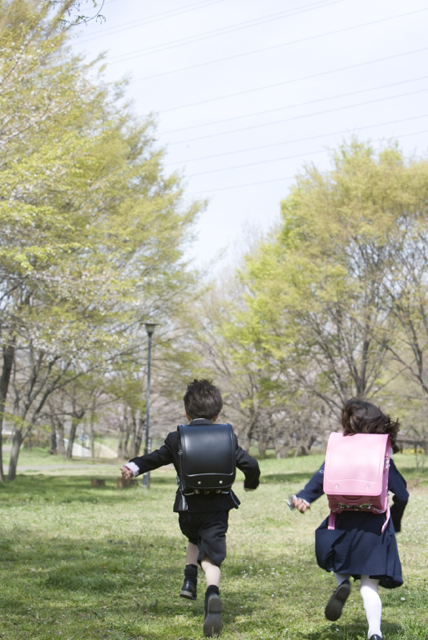 人物 日本人 学生 小学生 男の子 女の子 2人 友達 屋外 公園 春 入学 通学 走る 全身 後ろ姿 うしろ姿 後姿 背中 子供 子ども こども 季節 四季 フォト作品紹介 イラスト 写真のストックフォトwaha ワーハ カンプデータは無料