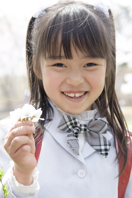 イラスト＆写真のストックフォトwaha（ワーハ）　人物、日本人、学生、小学生、女の子、1人、屋外、春、入学、桜、通学、持つ、正面、笑顔、顔、アップ、子供、子ども、こども、笑顔、笑い、笑う、スマイル、季節、四季　w2-7245b