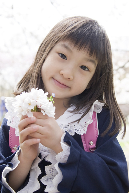 イラスト＆写真のストックフォトwaha（ワーハ）　人物、日本人、学生、小学生、女の子、1人、屋外、春、入学、桜、通学、持つ、正面、笑顔、顔、アップ、子供、子ども、こども、笑顔、笑い、笑う、スマイル、季節、四季　w2-7247b