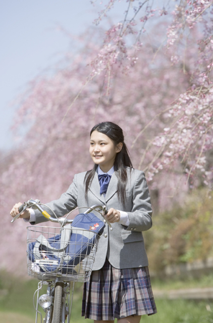 イラスト＆写真のストックフォトwaha（ワーハ）　人物、日本人、女性、10代、学生、中学生、高校生、女子高生、1人、屋外、春、入学、桜、通学、乗り物、自転車、上半身、季節、四季　w2-7296b
