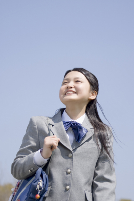 イラスト＆写真のストックフォトwaha（ワーハ）　人物、日本人、女性、10代、学生、中学生、高校生、女子高生、1人、屋外、青空、空、見上げる、笑顔、上半身、笑顔、笑い、笑う、スマイル　w2-7362b