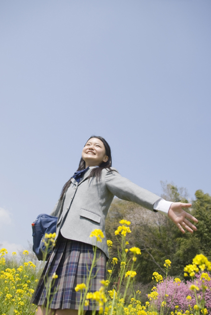 イラスト＆写真のストックフォトwaha（ワーハ）　人物、日本人、女性、10代、学生、中学生、高校生、女子高生、1人、屋外、春、青空、空、植物、菜の花、笑顔、上半身、ローアングル、笑顔、笑い、笑う、スマイル、季節、四季　w2-7376b