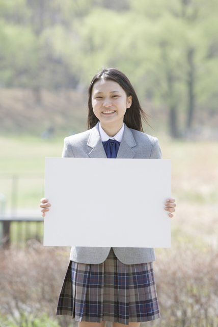 イラスト＆写真のストックフォトwaha（ワーハ）　人物、日本人、女性、10代、学生、中学生、高校生、女子高生、1人、屋外、公園、持つ、メッセージボード、笑顔、上半身、正面、笑顔、笑い、笑う、スマイル　w2-7391b