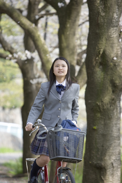 イラスト＆写真のストックフォトwaha（ワーハ）　人物、日本人、女性、10代、学生、中学生、高校生、女子高生、1人、屋外、通学、乗り物、自転車、正面、季節、四季　w2-7402b