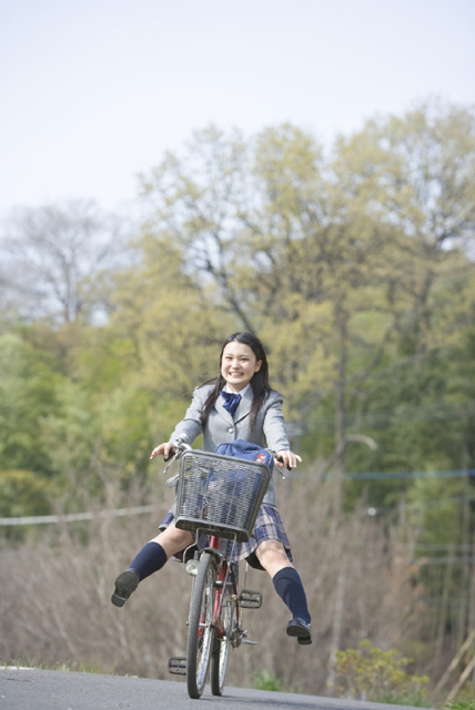 イラスト＆写真のストックフォトwaha（ワーハ）　人物、日本人、女性、10代、学生、中学生、高校生、女子高生、1人、屋外、通学、乗り物、自転車、全身　w2-7419b
