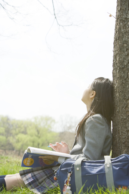 イラスト＆写真のストックフォトwaha（ワーハ）　人物、日本人、女性、10代、学生、中学生、高校生、女子高生、1人、屋外、公園、勉強、木、空、座る、見上げる、横向き、上半身　w2-7436b