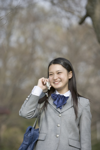 人物 日本人 女性 10代 学生 中学生 高校生 女子高生 1人 屋外 公園 木 携帯電話 笑顔 上半身 笑顔 笑い 笑う スマイル フォト作品紹介 イラスト 写真のストックフォトwaha ワーハ カンプデータは無料