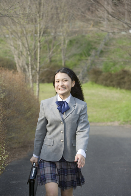 イラスト＆写真のストックフォトwaha（ワーハ）　人物、日本人、女性、10代、学生、中学生、高校生、女子高生、1人、屋外、公園、通学、歩く、笑顔、上半身、正面、笑顔、笑い、笑う、スマイル　w2-7464b
