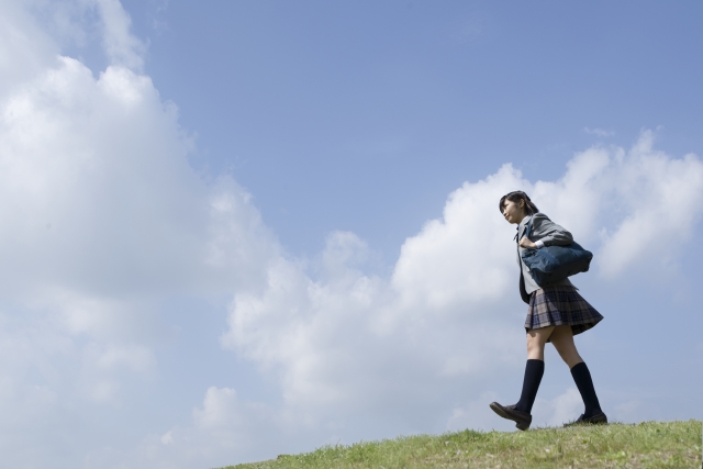 人物 日本人 女性 10代 学生 中学生 高校生 女子高生 1人 屋外 空 青空 歩く 通学 全身 横向き フォト作品紹介 イラスト 写真のストックフォトwaha ワーハ カンプデータは無料