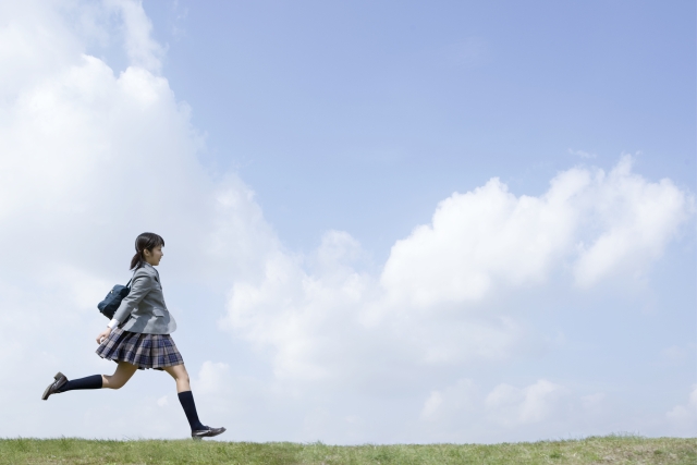 人物 日本人 女性 10代 学生 中学生 高校生 女子高生 1人 屋外 空 青空 走る 通学 全身 横向き フォト作品紹介 イラスト 写真のストックフォトwaha ワーハ カンプデータは無料