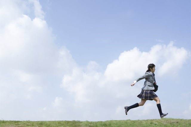 人物 日本人 女性 10代 学生 中学生 高校生 女子高生 1人 屋外 空 青空 走る 通学 全身 横向き フォト作品紹介 イラスト 写真のストックフォトwaha ワーハ カンプデータは無料