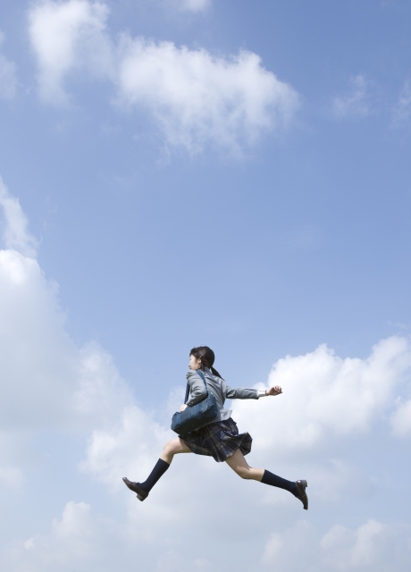 人物 日本人 女性 10代 学生 中学生 高校生 女子高生 1人 屋外 空 青空 ジャンプ 通学 全身 横向き とぶ はねる フォト作品紹介 イラスト 写真のストックフォトwaha ワーハ