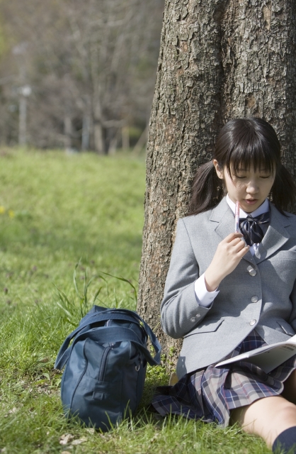 人物 日本人 女性 10代 学生 中学生 高校生 女子高生 1人 屋外 公園 座る 考える 勉強 木 フォト作品紹介 イラスト 写真のストックフォトwaha ワーハ カンプデータは無料