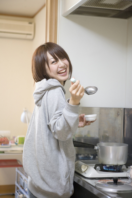 イラスト＆写真のストックフォトwaha（ワーハ）　人物、日本人、女性、20代、若者、1人、屋内、住宅、マンション、キッチン、料理、上半身、笑顔、笑顔、笑い、笑う、スマイル　w2-7829b