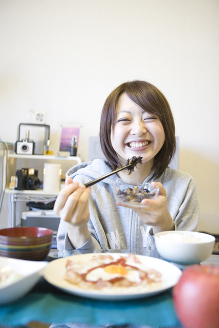 イラスト＆写真のストックフォトwaha（ワーハ）　人物、日本人、女性、20代、若者、1人、屋内、住宅、マンション、ダイニング、朝、朝食、食事、食べる、米、笑顔、上半身、正面、笑顔、笑い、笑う、スマイル　w2-7843b