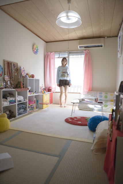 イラスト＆写真のストックフォトwaha（ワーハ）　人物、日本人、女性、10代、20代、若者、1人、屋内、住宅、マンション、部屋、立つ、全身、正面、逆光　w2-7881b