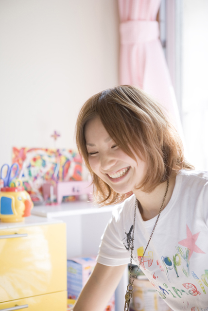 イラスト＆写真のストックフォトwaha（ワーハ）　人物、日本人、女性、10代、20代、若者、1人、屋内、住宅、マンション、部屋、笑顔、顔、アップ、笑顔、笑い、笑う、スマイル　w2-7890b