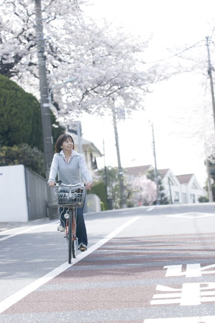 イラスト＆写真のストックフォトwaha（ワーハ）　人物、日本人、女性、20代、30代、家族、主婦、1人、屋外、町、町並み、住宅街、乗り物、自転車、全身、季節、四季　w2-7908b