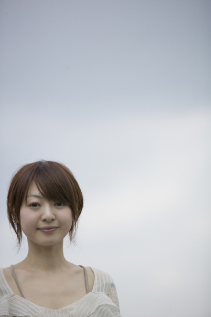 イラスト＆写真のストックフォトwaha（ワーハ）　人物、日本人、女性、若者、10代、20代、1人、屋外、空、顔、ポートレート　w2-8075b