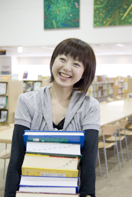 イラスト＆写真のストックフォトwaha（ワーハ）　人物、日本人、女性、若者、学生、大学生、10代、20代、1人、屋内、図書館、笑顔、テキスト、笑顔、笑い、笑う、スマイル　w2-8147b