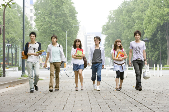 人物 日本人 グループ 集合 仲間 友達 若者 学生 大学生 10代 代 屋外 公園 歩く 並ぶ 正面 フォト作品紹介 イラスト 写真のストックフォトwaha ワーハ カンプデータは無料