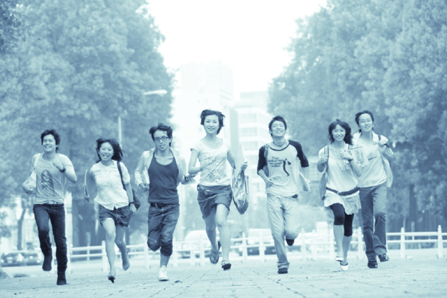 人物 日本人 グループ 集合 仲間 友達 若者 学生 大学生 10代 代 屋外 公園 走る 正面 フォト作品紹介 イラスト 写真のストックフォトwaha ワーハ カンプデータは無料