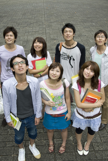 イラスト＆写真のストックフォトwaha（ワーハ）　人物、日本人、グループ、集合、仲間、友達、若者、学生、大学生、10代、20代、屋外、見上げる、正面、ハイアングル　w2-8334c