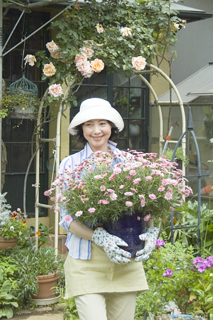 イラスト＆写真のストックフォトwaha（ワーハ）　人物、日本人、女性、50代、1人、屋外、庭、ガーデニング、花、上半身　w2-8406b