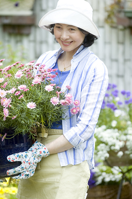 イラスト＆写真のストックフォトwaha（ワーハ）　人物、日本人、女性、50代、1人、屋外、庭、ガーデニング、花、上半身　w2-8410b