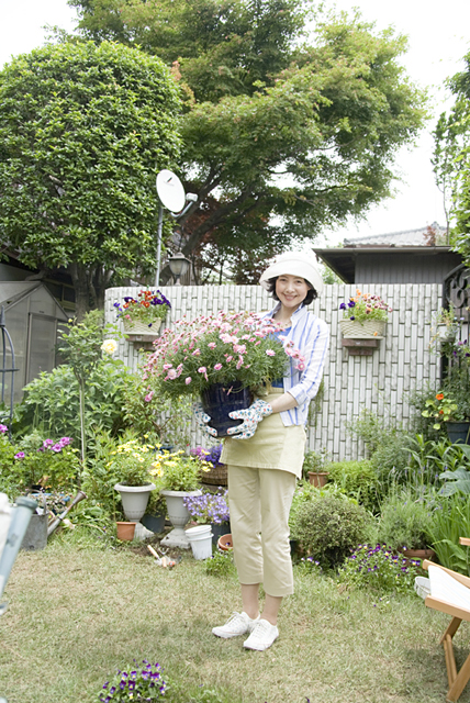 イラスト＆写真のストックフォトwaha（ワーハ）　人物、日本人、女性、50代、1人、屋外、庭、ガーデニング、花、全身　w2-8412b