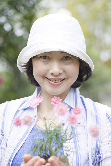 イラスト＆写真のストックフォトwaha（ワーハ）　人物、日本人、女性、50代、1人、屋外、庭、ガーデニング、花、ロハス、正面　w2-8428b