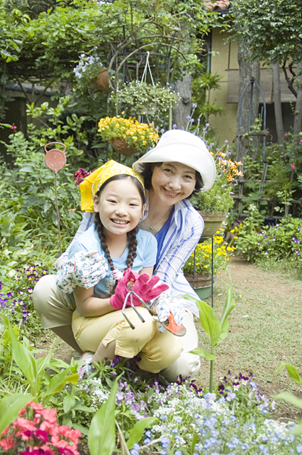 イラスト＆写真のストックフォトwaha（ワーハ）　人物、日本人、家族、親子、祖母、孫、子供、女の子、2人、屋外、庭、ガーデニング、花　w2-8452b