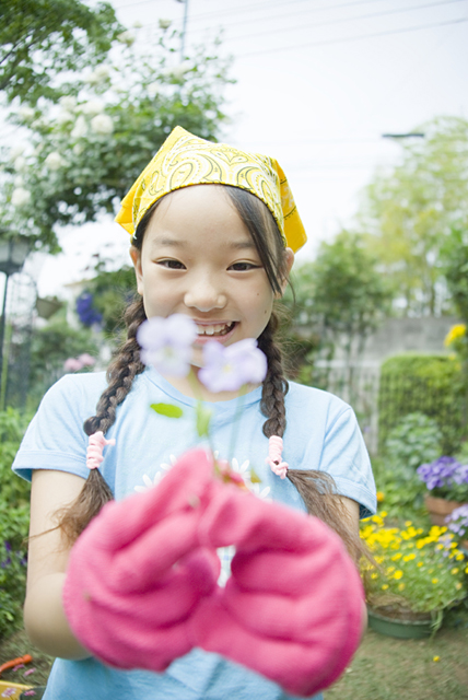 イラスト＆写真のストックフォトwaha（ワーハ）　人物、日本人、子供、女の子、1人、屋外、ガーデニング、植物、花、手、エコロジー、ロハス、正面　w2-8481b