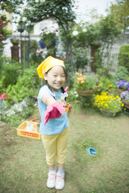 イラスト＆写真のストックフォトwaha（ワーハ）　人物、日本人、子供、女の子、1人、屋外、ガーデニング、花、エコロジー、ロハス、笑顔、正面、笑顔、笑い、笑う、スマイル　w2-8482b