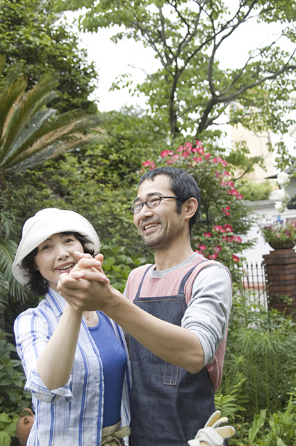 イラスト＆写真のストックフォトwaha（ワーハ）　人物、日本人、家族、夫婦、40代、50代、2人、屋外、家、庭、踊る、上半身　w2-8524b